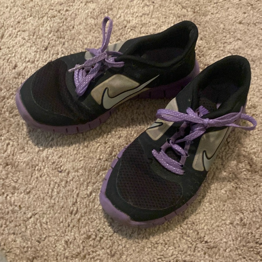 Nike - pre-loved purple and black shoes